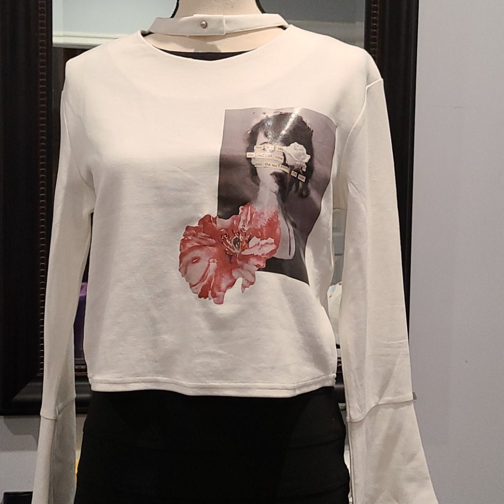 Cropped sweatshirt.